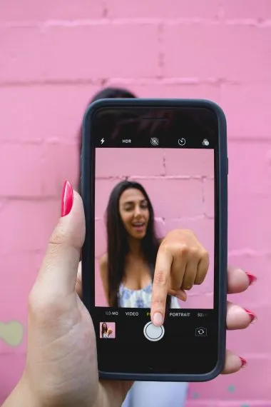 Using Instagram to Create and Publish Augmented Reality Effects